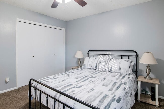 Building Photo - 2 Bed/1 Bath Condo with In-Ground Pool