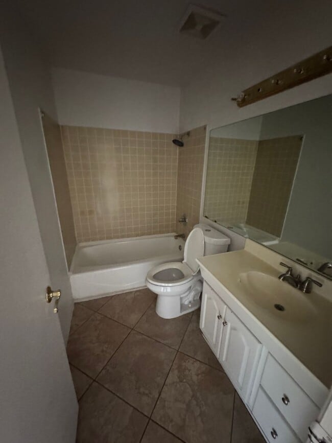 Building Photo - 2 bedroom 1 bath unit available for rent i...