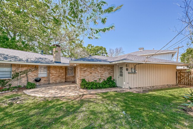 Building Photo - 9707 Kit St