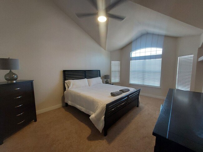 Building Photo - 4 BEDROOM 2 BATHROOM HOME 3 CAR GARAGE HOM...