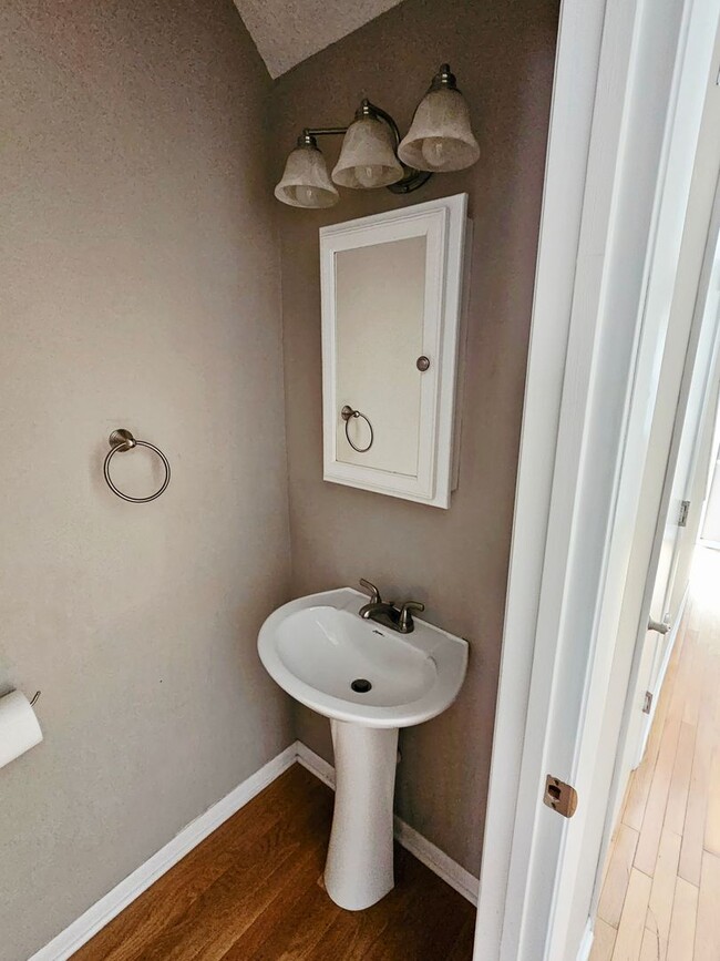 Building Photo - COMING SOON! 2BR Townhome in Clintonville near OSU – W/D, Parking, Pet Friendly