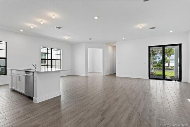 Building Photo - 870 SW Newfield Ave