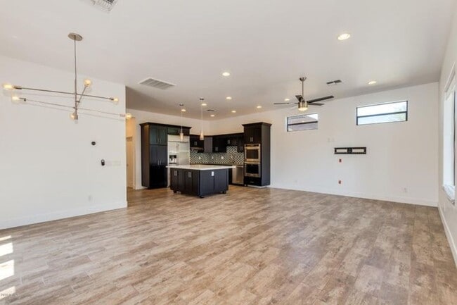 Building Photo - Beautiful 3bdrm 3 bath home with guest casita in desirable Whitton district