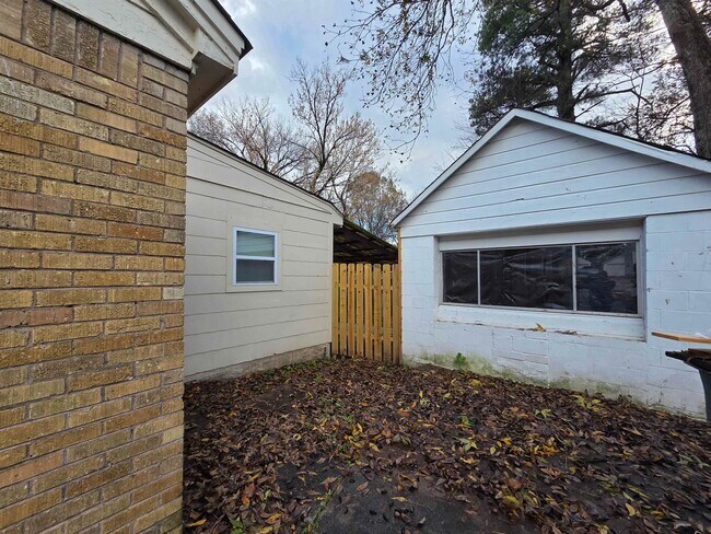 Building Photo - 3333 Farmville Rd