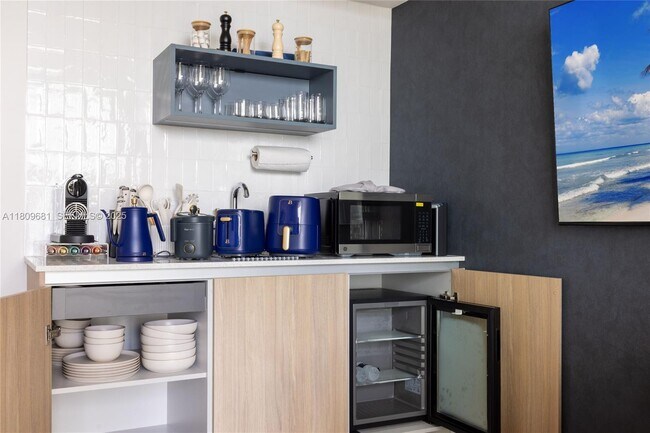 Building Photo - 601 NE 1st Ave