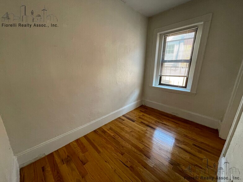 Building Photo - 10 Wiget St