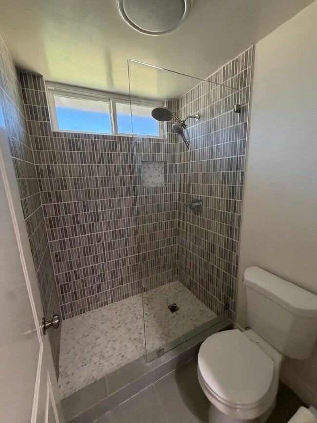 Building Photo - Beautiful 3 Bedroom Home in Avocado Heights