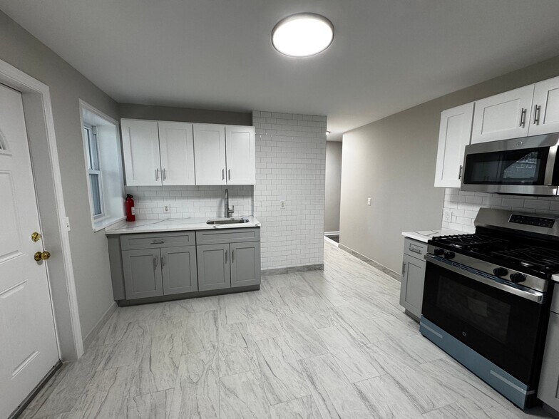 Building Photo - 45 Cowles St