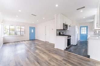 Building Photo - 1129 E Doran St