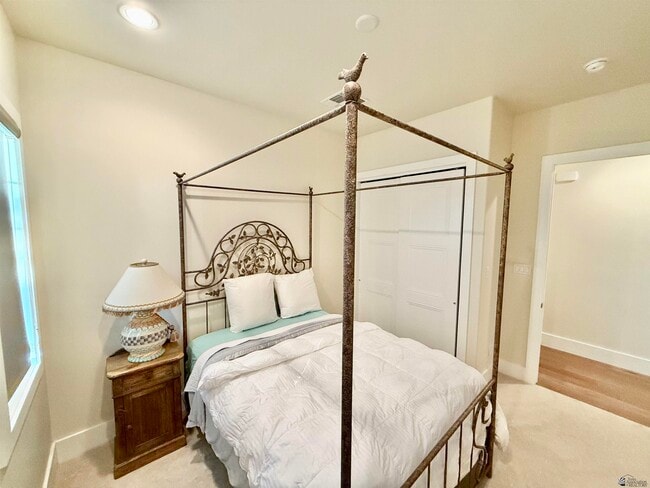 Building Photo - 1330 W Ridgeview Dr