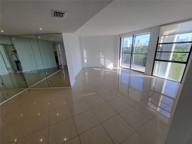 Building Photo - 3301 N Country Club Dr