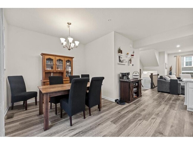 Building Photo - 775 Roselyn Dr