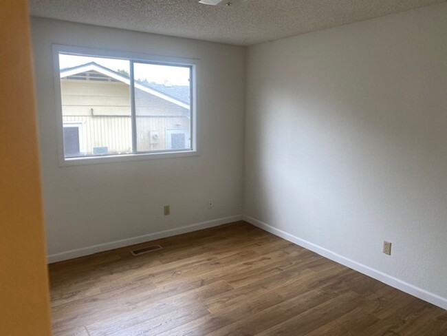 Building Photo - $300.00 OFF 1ST MONTH'S RENT - East Medfor...