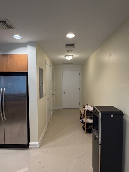 Building Photo - 1060 Brickell Ave