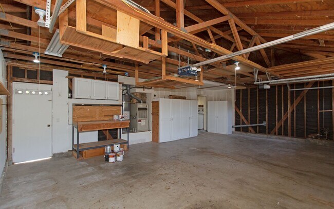 Building Photo - Gorgeous 4 Bedroom, 3 bathroom Home with private Pool!