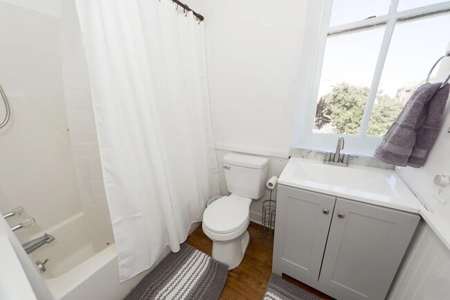 Building Photo - 350 King St