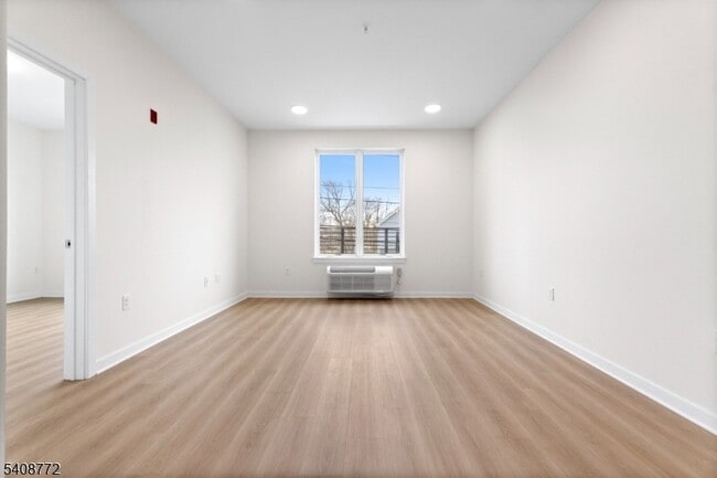 Building Photo - 321 E 3rd St