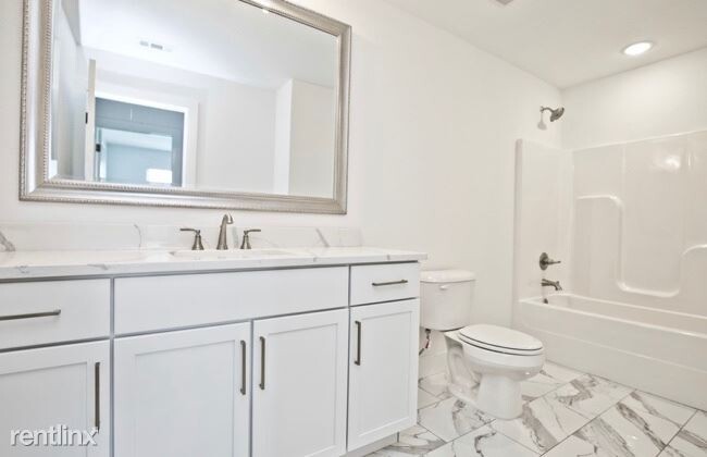 Building Photo - 4 br, 2.5 bath House - 2738 Livingston Square