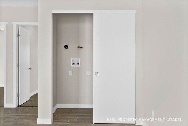 Building Photo - 940 E Anahurst Pl