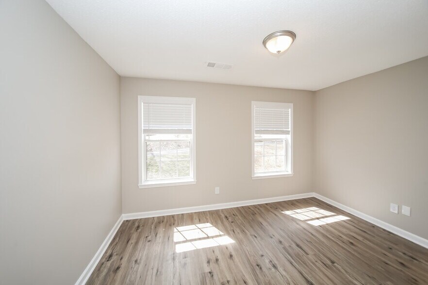 Building Photo - 4460 Okeechobee Dr