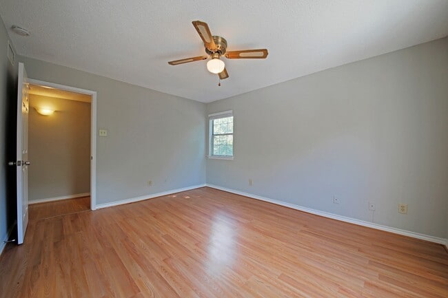 Building Photo - Updated top floor 2br with vaulted ceilings, two balconies and treed views!