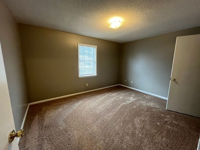 Building Photo - 6107 Vinnie Dr