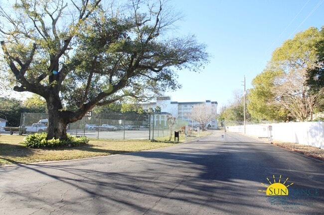 Building Photo - Spacious waterfront furnished condo in Des...