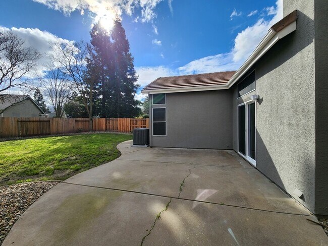Building Photo - Beautifully remodeled 4 bedroom, 2 bathroo...