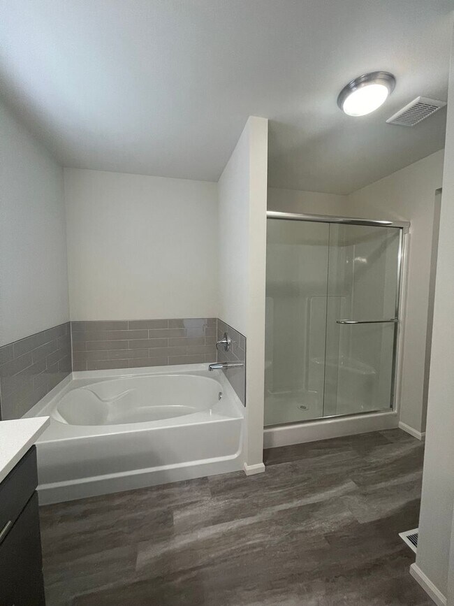 Building Photo - 4 bedrooms + BONUS ROOM And 2.5 baths Tumw...