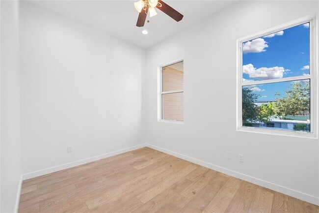 Building Photo - 324 SW 14th Ct