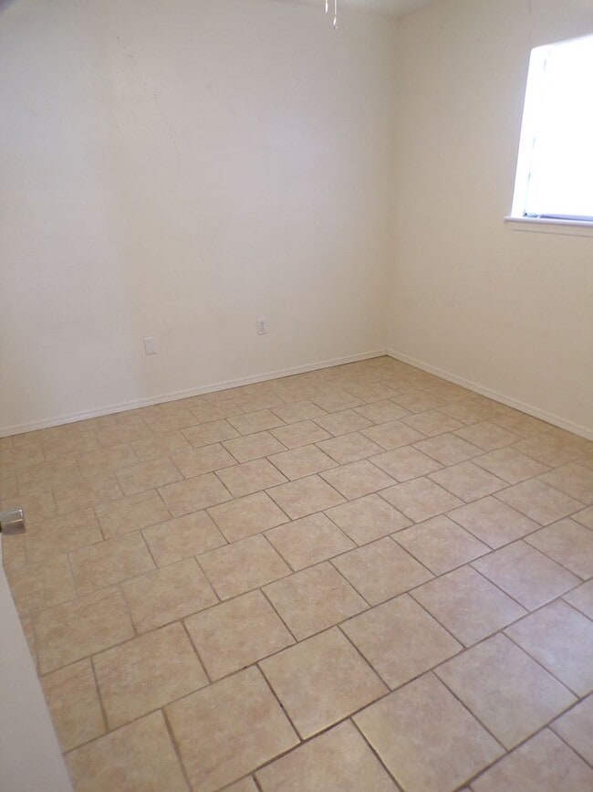 Building Photo - Great home located in Parklane