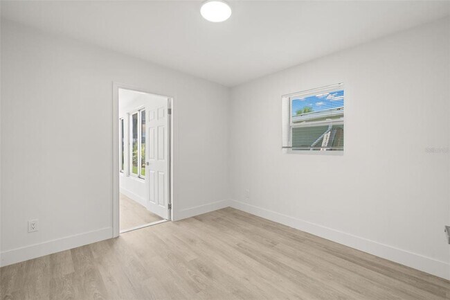 Building Photo - 4135 Des Moines St NE