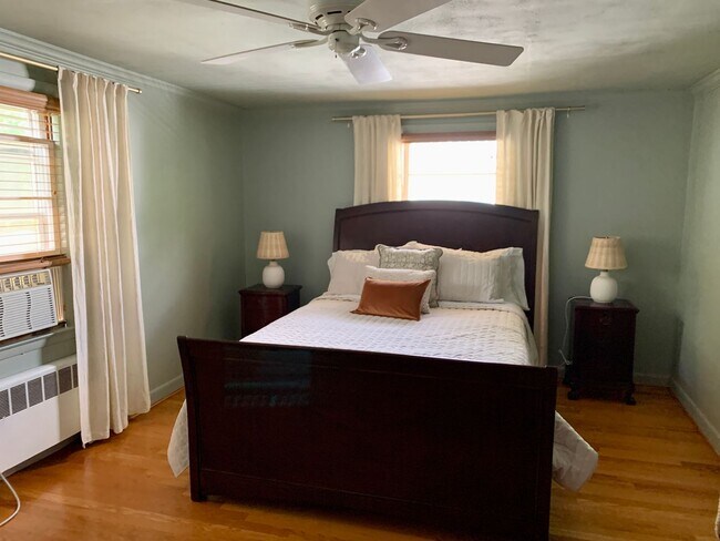 Building Photo - Short Term Furnished Rental -3 Bedroom Spl...