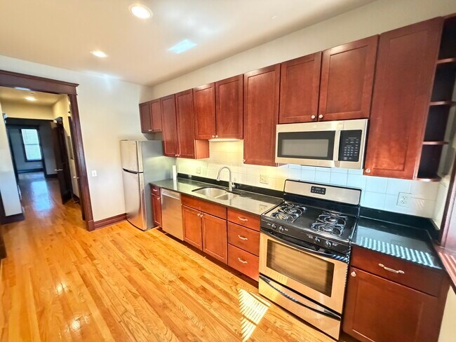 Building Photo - 2113 W North Ave