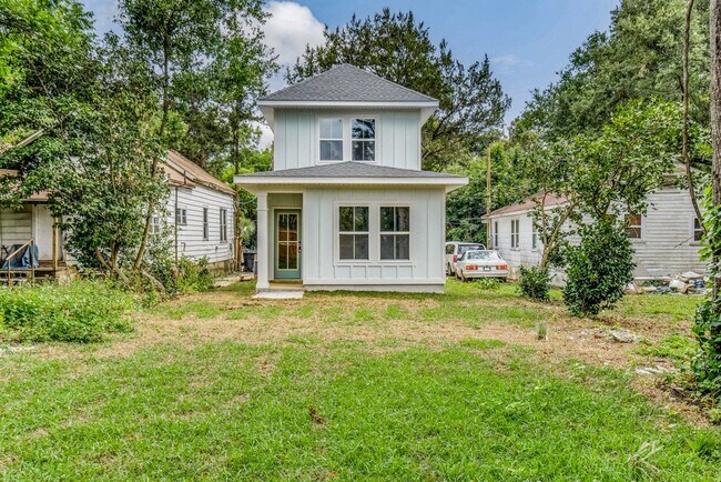 Building Photo - 312 E Blount St