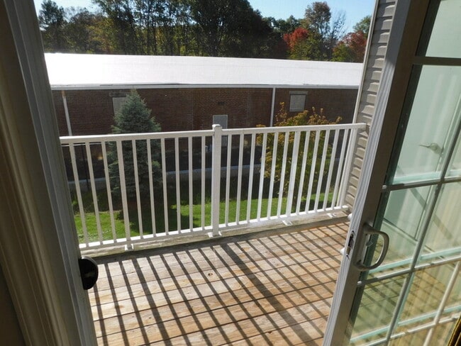 Building Photo - Recently Painted - 2 Bdrm Large Condo Edis...