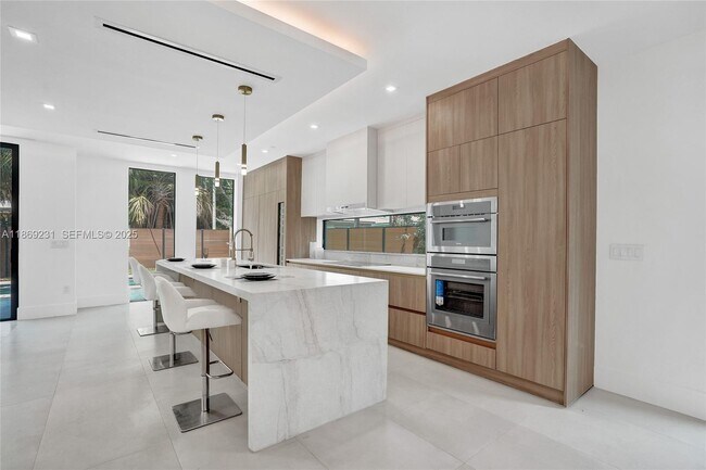 Building Photo - 1825 NE 26th Ave