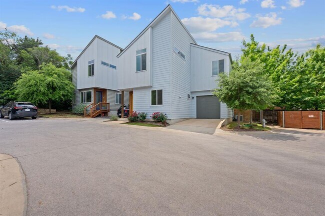 Building Photo - 705 N Bluff Dr