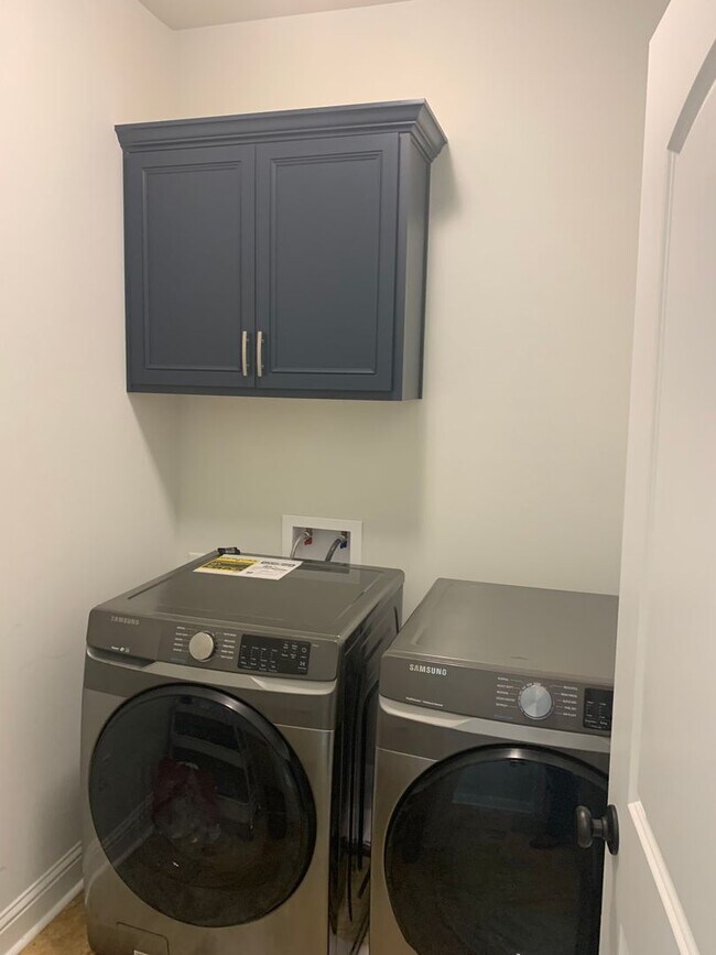 Building Photo - Beautiful 4 Bedroom 2.5 Bath Available for...
