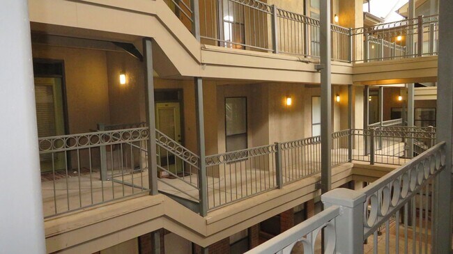 Building Photo - ROBBINS PLACE 202