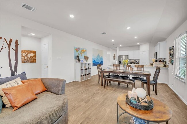 Building Photo - 185 Sandringham Lp