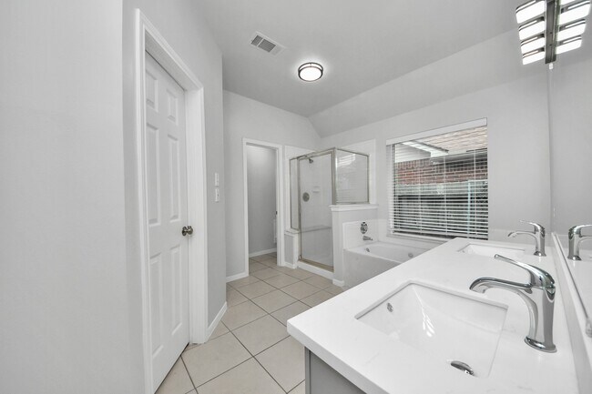 Building Photo - 16243 April Ridge Dr