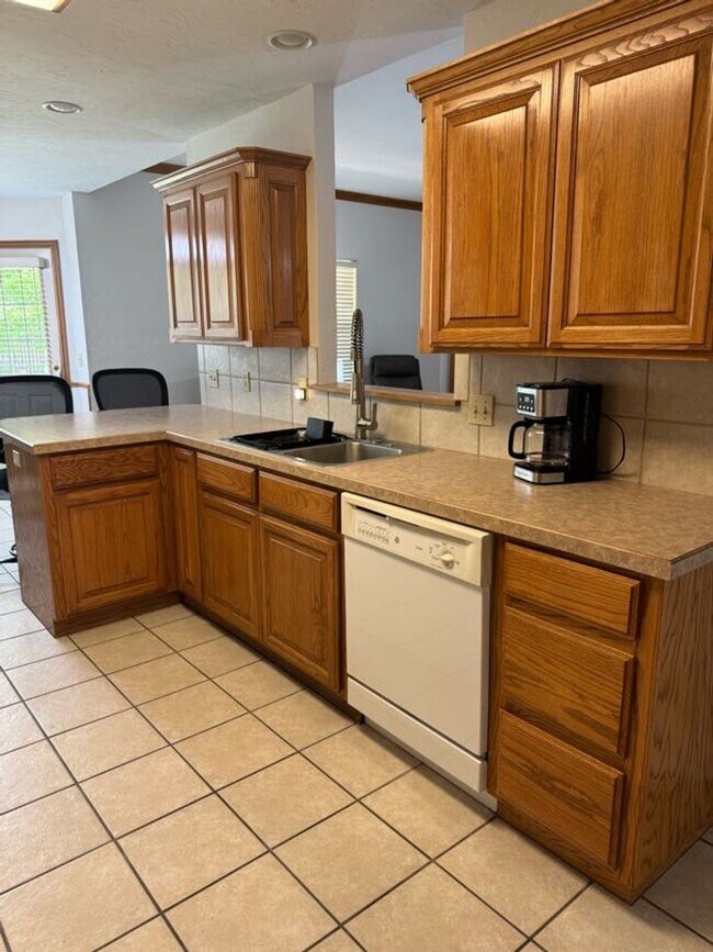 Building Photo - Fully Furnished, Short-Term Rental - (3) Bed/(2) Bath + Office! Pool Access!