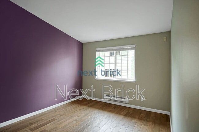 Building Photo - 901 Sunset Blvd NE