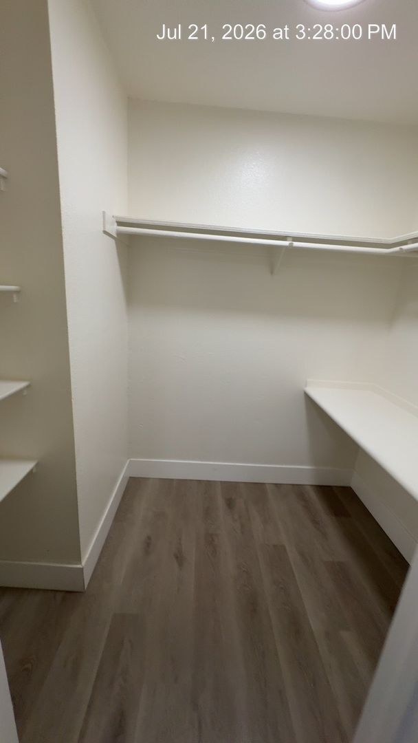 Building Photo - Move in Special!! Upstairs unit MOVE IN READY!!