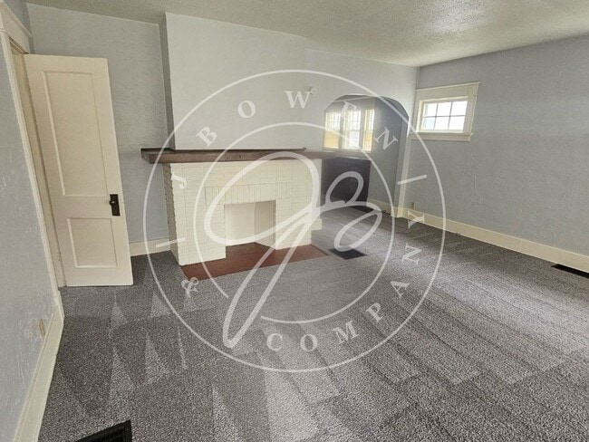 Building Photo - Charming 2 Bed, 1 Bath lower duplex in Tol...