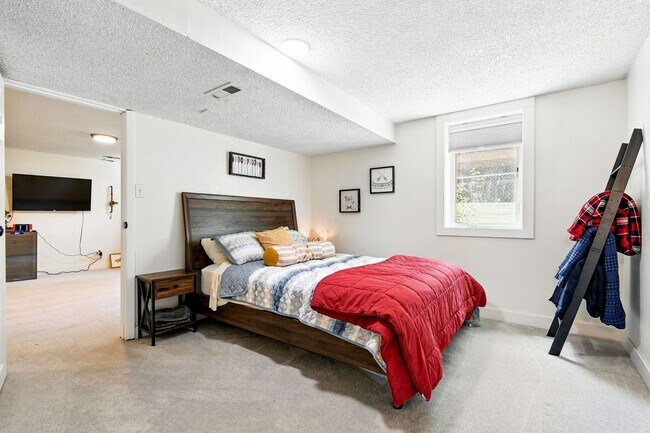 Building Photo - Fabulous 4 BR 3 bath home with fenced back...