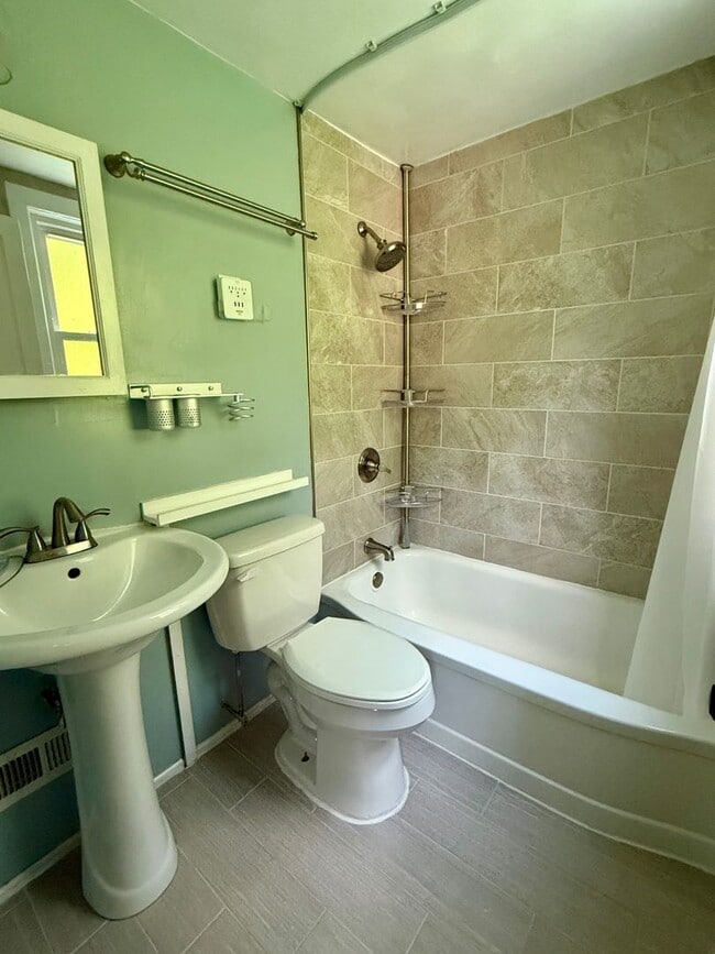 Building Photo - Available Now! 2-bed home in Ft. Thomas with lots to offer!