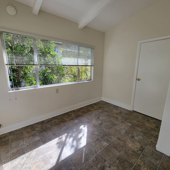 Building Photo - 950 Fremont St