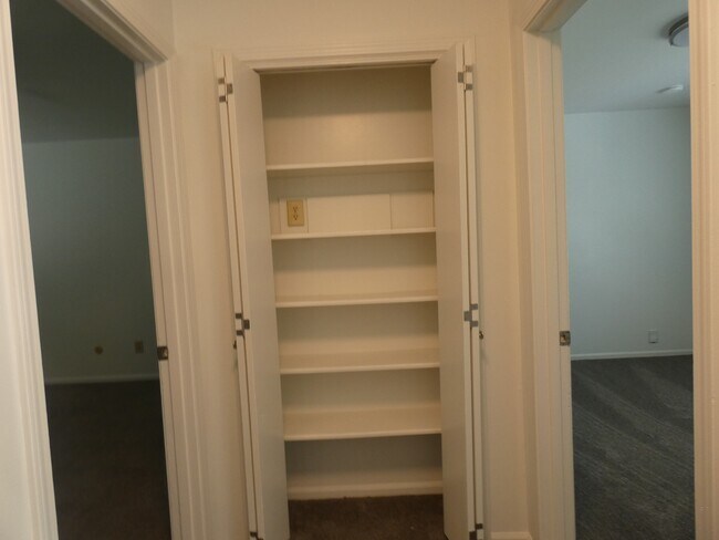 Building Photo - 5901 Creek View Dr